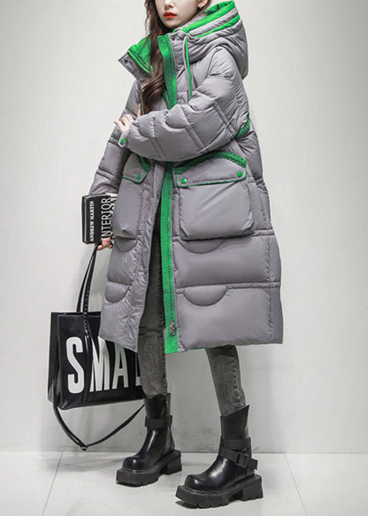 Grauer, langer Wintermantel mit Kapuze, gefüllt mit Knöpfen, Taschen und Entendaunen.