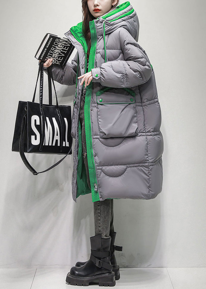 Grauer, langer Wintermantel mit Kapuze, gefüllt mit Knöpfen, Taschen und Entendaunen.