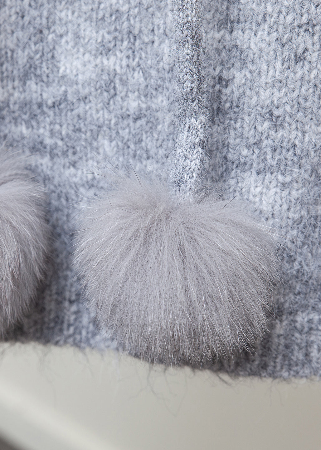 Grauer Fuchskragen Patchwork-Strickpullover mit Kapuze