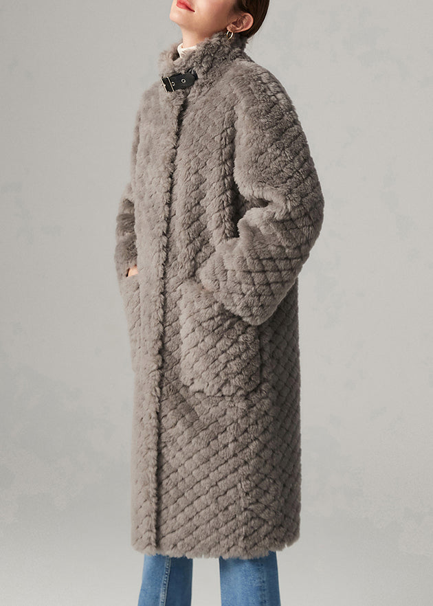 Grauer karierter, kuscheliger Kunstpelzmantel mit Knöpfen für den Winter