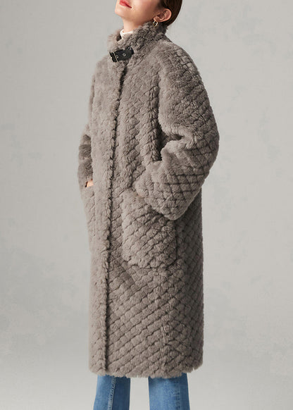 Grauer karierter, kuscheliger Kunstpelzmantel mit Knöpfen für den Winter