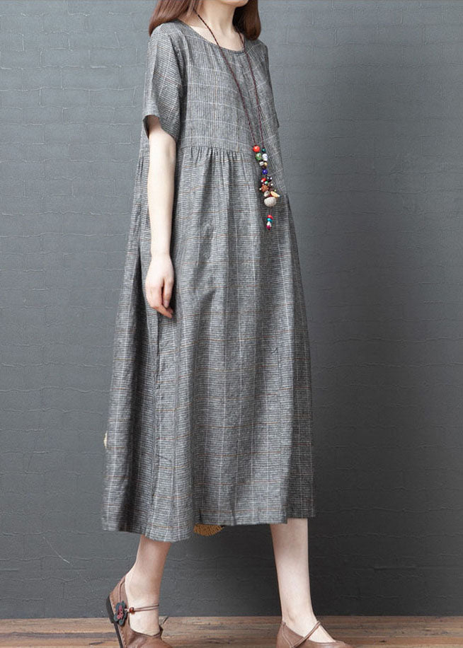 Graues kariertes Urlaubskleid mit Rundhalsausschnitt und kurzen Ärmeln