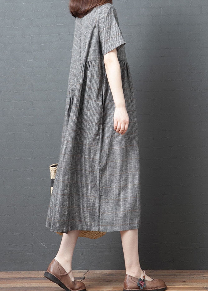 Graues kariertes Urlaubskleid mit Rundhalsausschnitt und kurzen Ärmeln