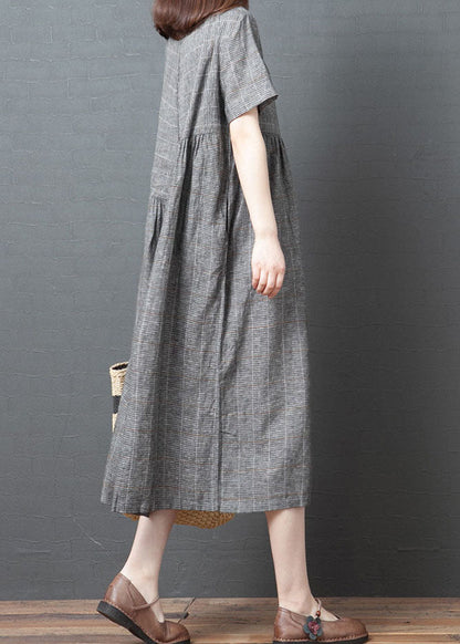 Graues kariertes Urlaubskleid mit Rundhalsausschnitt und kurzen Ärmeln