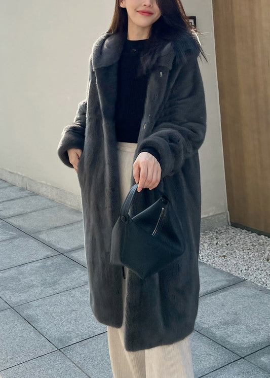 Graue, lose Nerzmäntel mit Kapuze und Taschen für den Winter