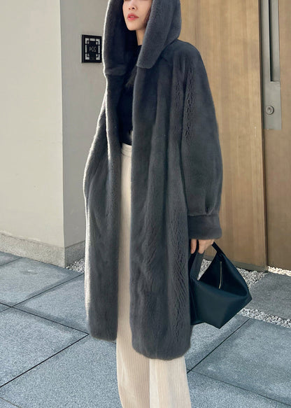 Graue, lose Nerzmäntel mit Kapuze und Taschen für den Winter