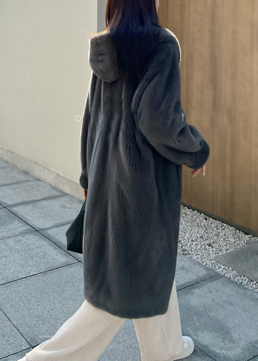Graue, lose Nerzmäntel mit Kapuze und Taschen für den Winter