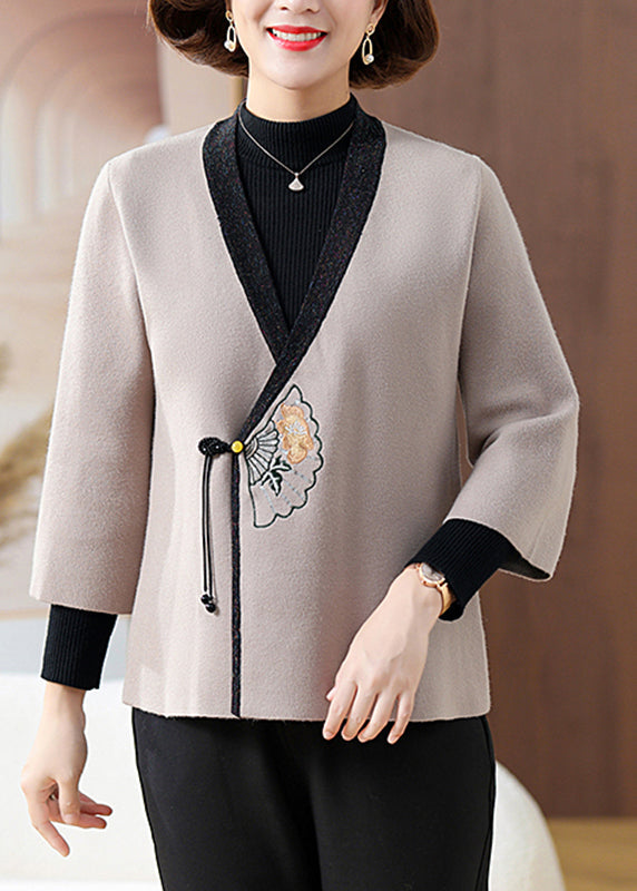 Grauer Strickmantel mit Print, Knöpfen und Quasten, Dreiviertelärmel