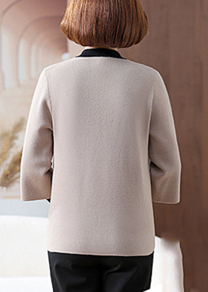 Grauer Strickmantel mit Print, Knöpfen und Quasten, Dreiviertelärmel