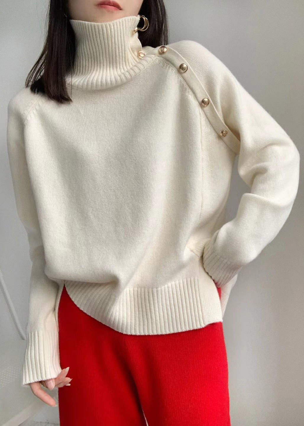 Grauer, seitlich offener Strickpullover mit niedrigem bis hohem Kragen, Rollkragen, Winter