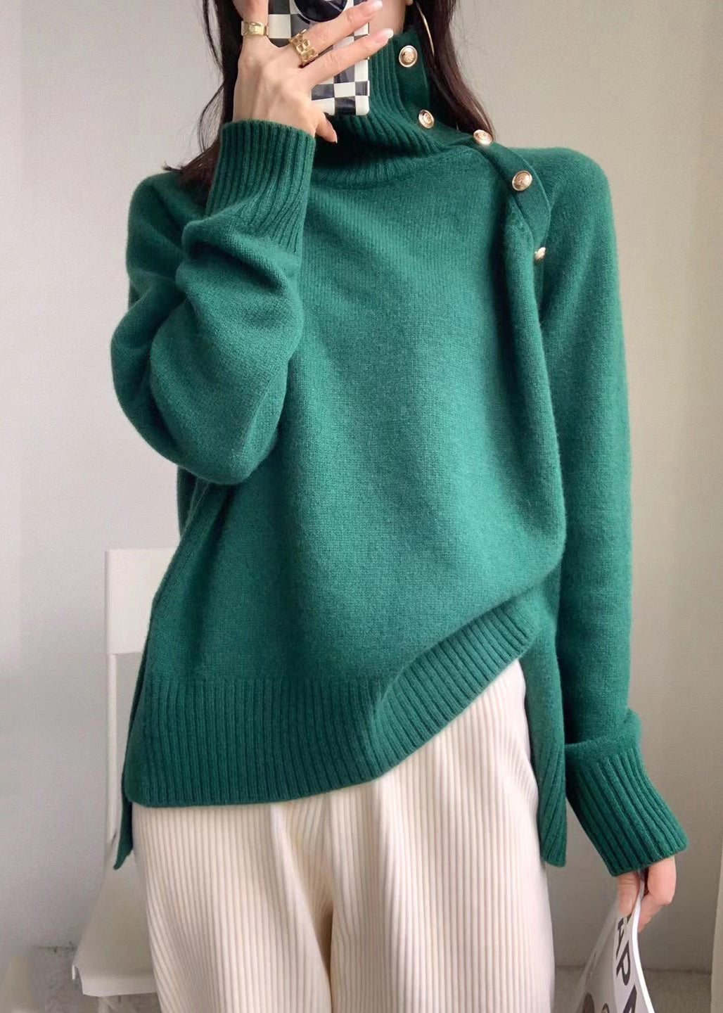 Grauer, seitlich offener Strickpullover mit niedrigem bis hohem Kragen, Rollkragen, Winter