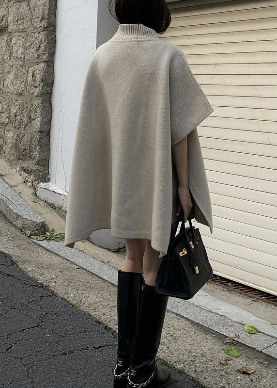 Grauer, seitlich offener, einfarbiger Strickpullover im Cape-Stil mit Rollkragen und Fledermausärmeln