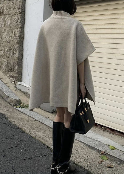 Grauer, seitlich offener, einfarbiger Strickpullover im Cape-Stil mit Rollkragen und Fledermausärmeln