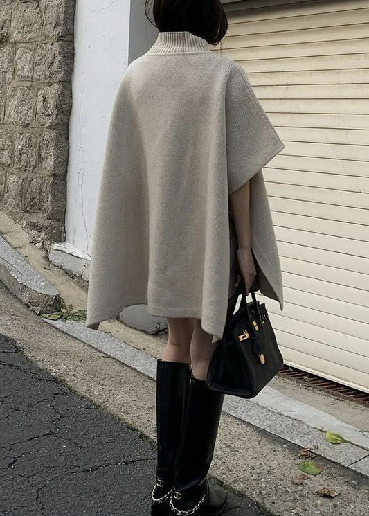 Grauer, seitlich offener, einfarbiger Strickpullover im Cape-Stil mit Rollkragen und Fledermausärmeln