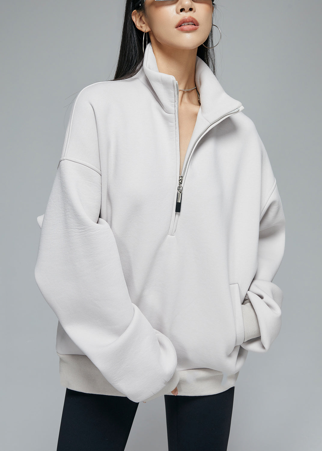 Graues Oversize-Winter-Sweatshirt mit Reißverschlusstaschen und Stehkragen aus warmem Fleece
