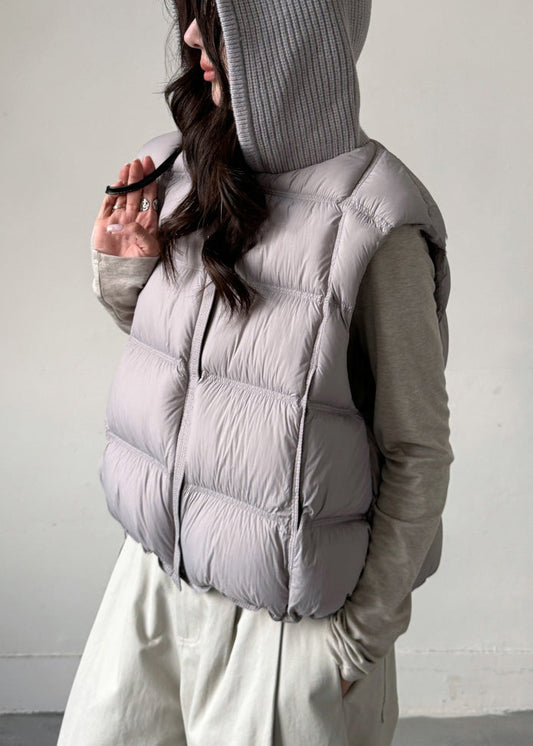 Chaleco gris de punto con cremallera y patchwork de plumón de pato, sin mangas y con capucha
