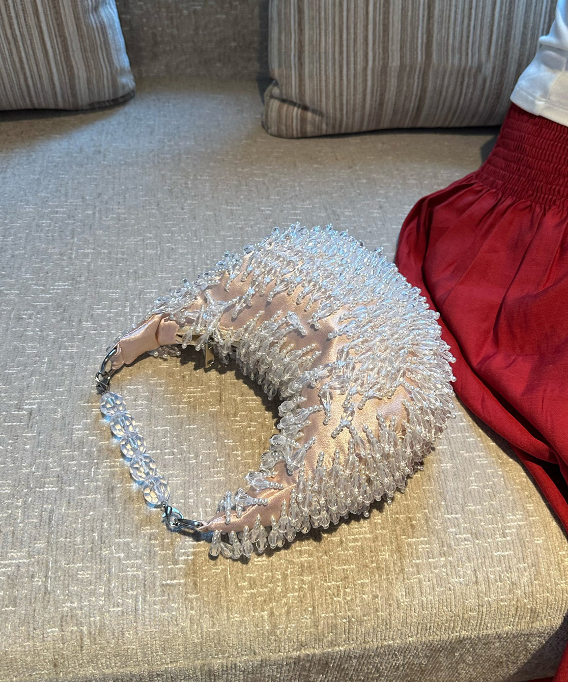 Handgefertigte Satin-Tragetasche mit Perlen, Kristallquasten und Strasssteinen