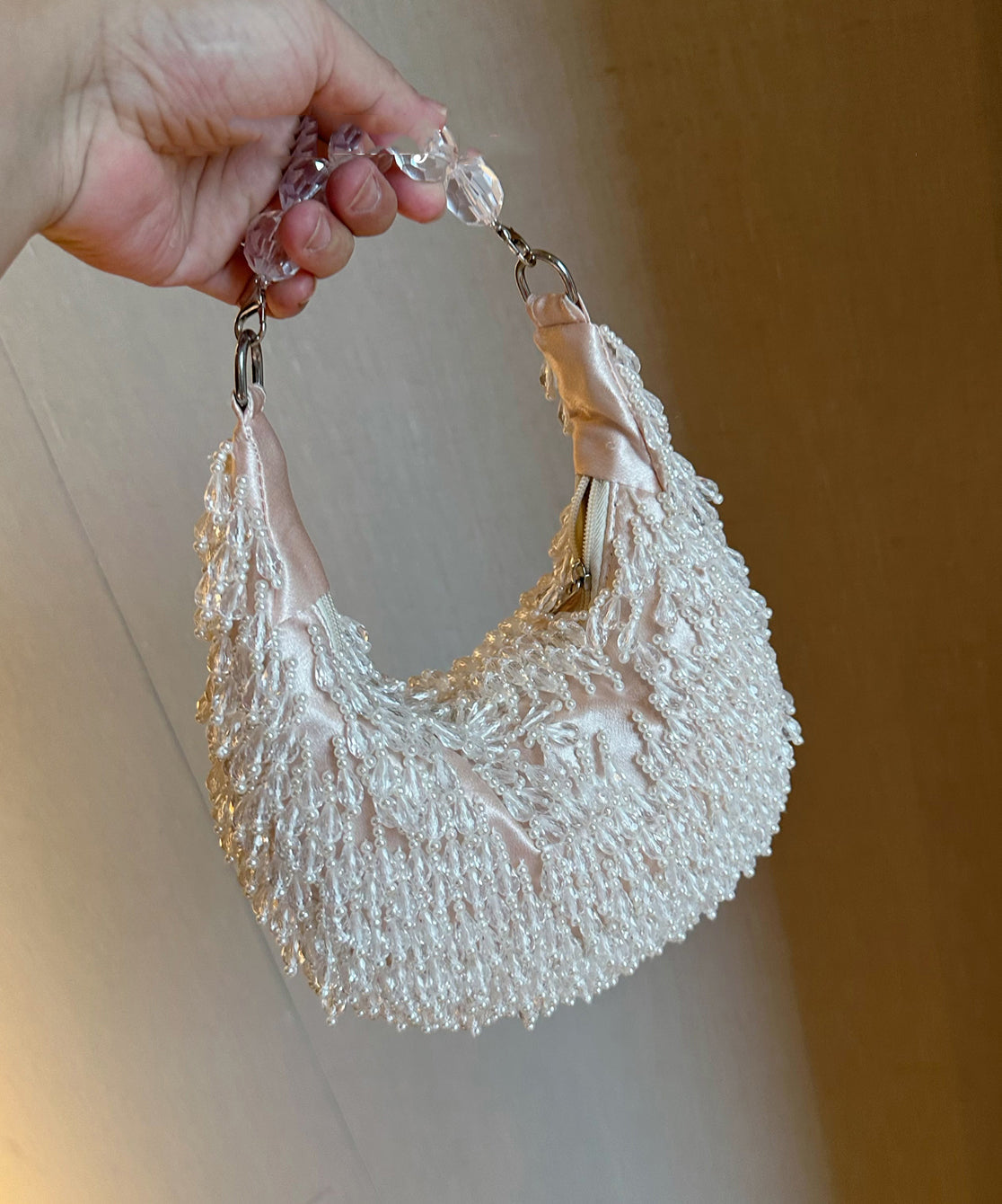 Handgefertigte Satin-Tragetasche mit Perlen, Kristallquasten und Strasssteinen