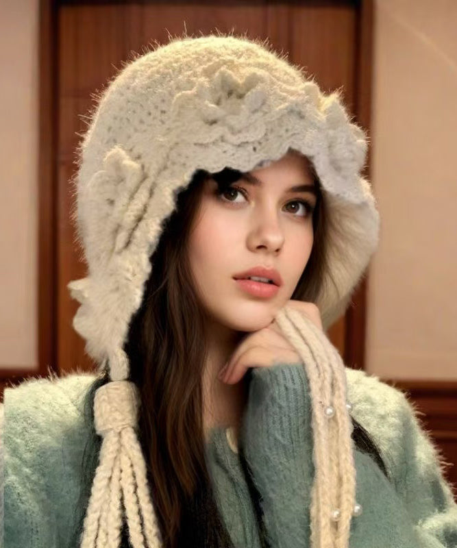 Sombrero boonie de lana tejido con borlas florales beige hecho a mano con cuentas de clavos