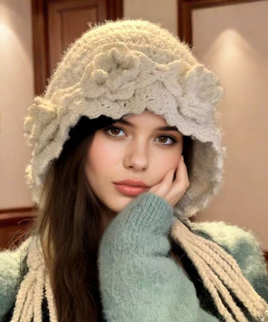 Sombrero boonie de lana tejido con borlas florales beige hecho a mano con cuentas de clavos