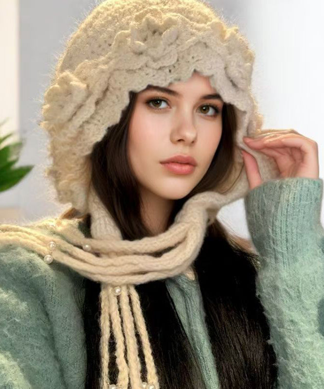 Sombrero boonie de lana tejido con borlas florales beige hecho a mano con cuentas de clavos