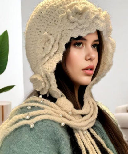 Sombrero boonie de lana tejido con borlas florales beige hecho a mano con cuentas de clavos