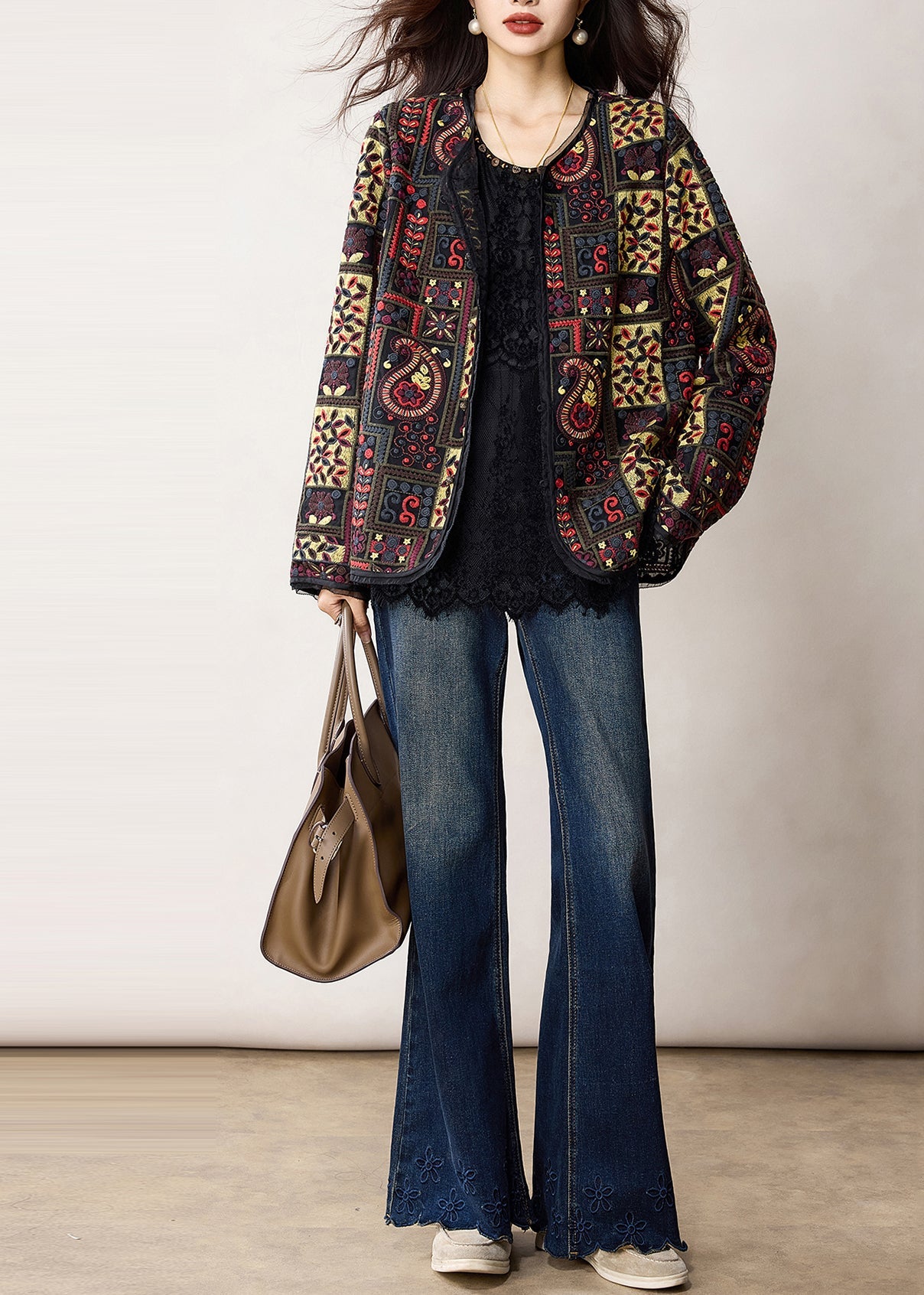 Handgefertigte schwarze, bestickte Oversize-Baumwolljacke für den Frühling