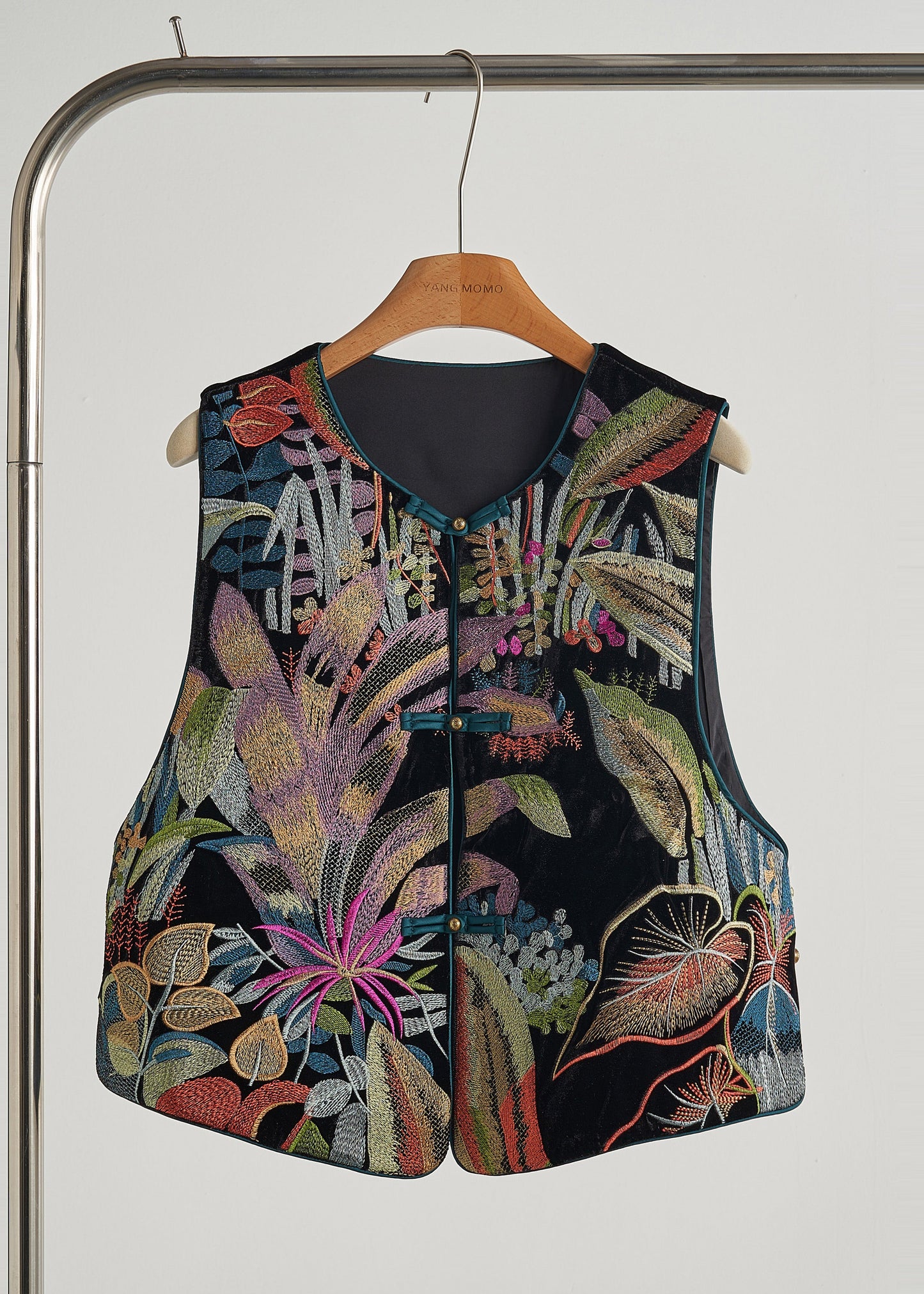 Handgefertigte schwarze Seidenveloursweste mit chinesischen Knöpfen und Stickereien für den Frühling