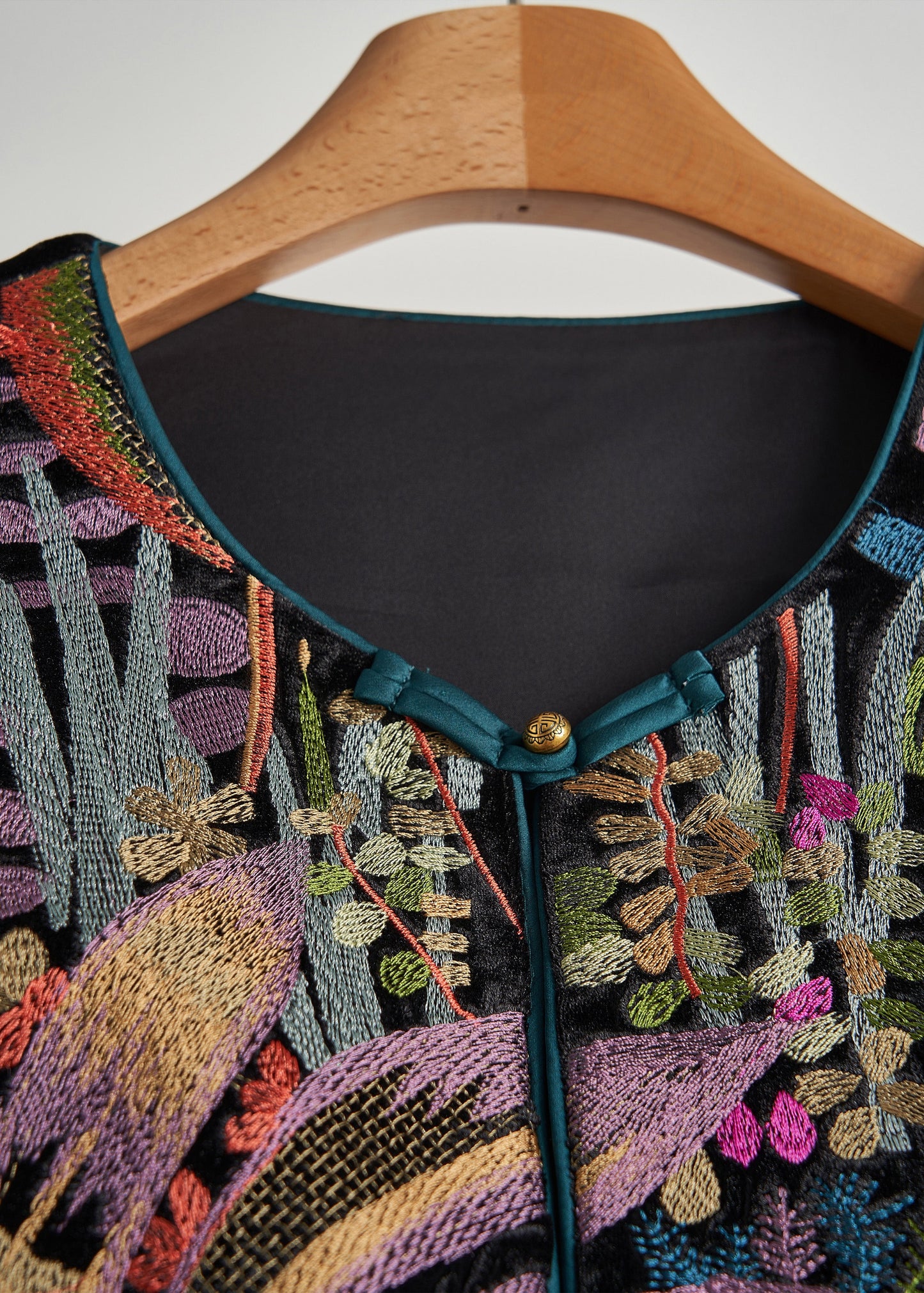 Handgefertigte schwarze Seidenveloursweste mit chinesischen Knöpfen und Stickereien für den Frühling