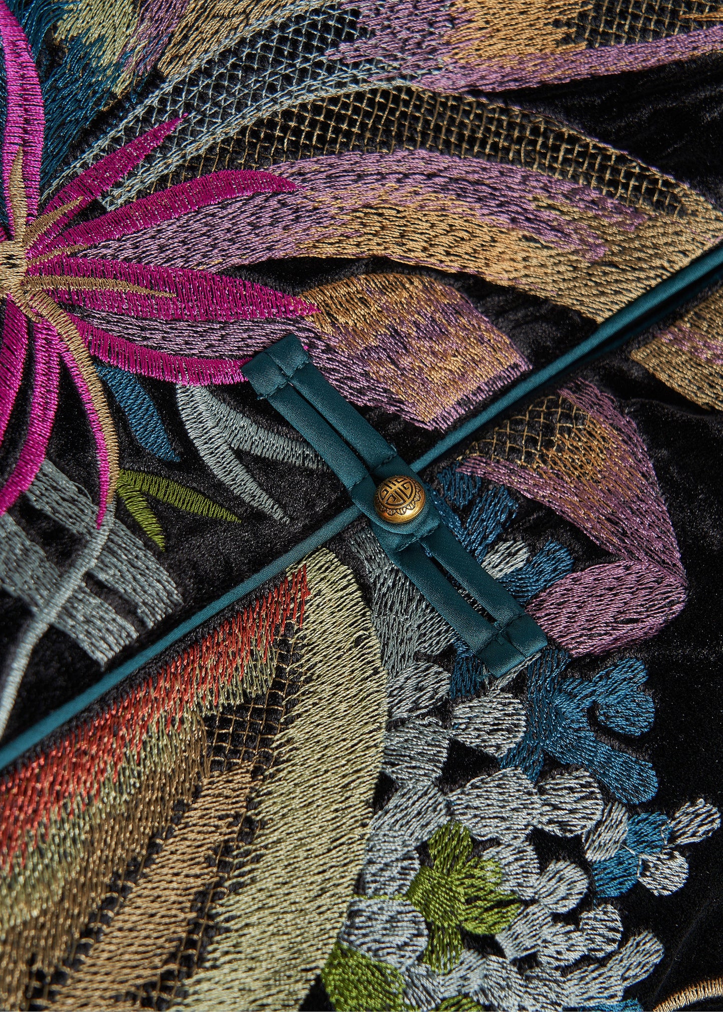 Handgefertigte schwarze Seidenveloursweste mit chinesischen Knöpfen und Stickereien für den Frühling