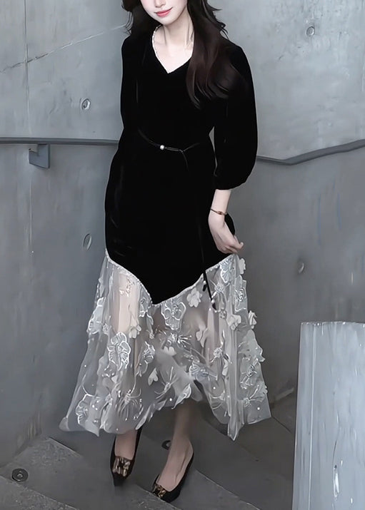 Vestido largo de terciopelo de seda con cuello en V negro hecho a mano con tul floral y patchwork, mangas con pulsera