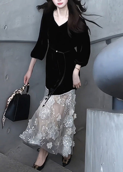 Vestido largo de terciopelo de seda con cuello en V negro hecho a mano con tul floral y patchwork, mangas con pulsera