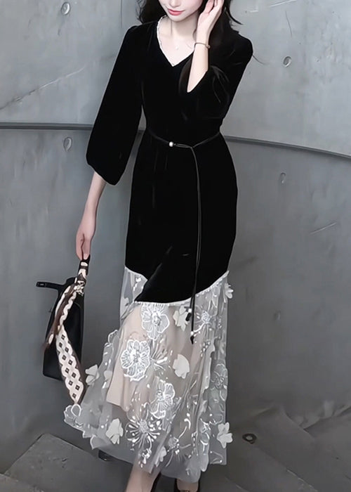 Vestido largo de terciopelo de seda con cuello en V negro hecho a mano con tul floral y patchwork, mangas con pulsera