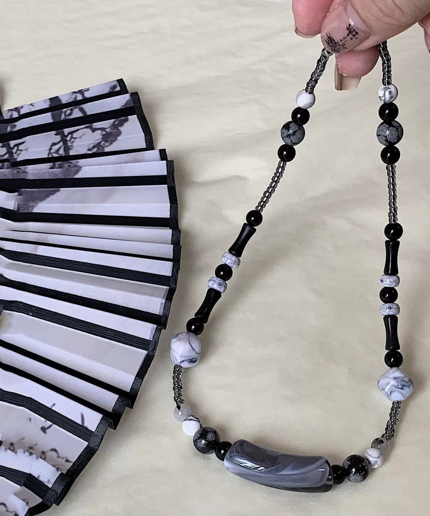 Handgemachte Halskette mit blauen Bambusperlen und abgestuften Perlen