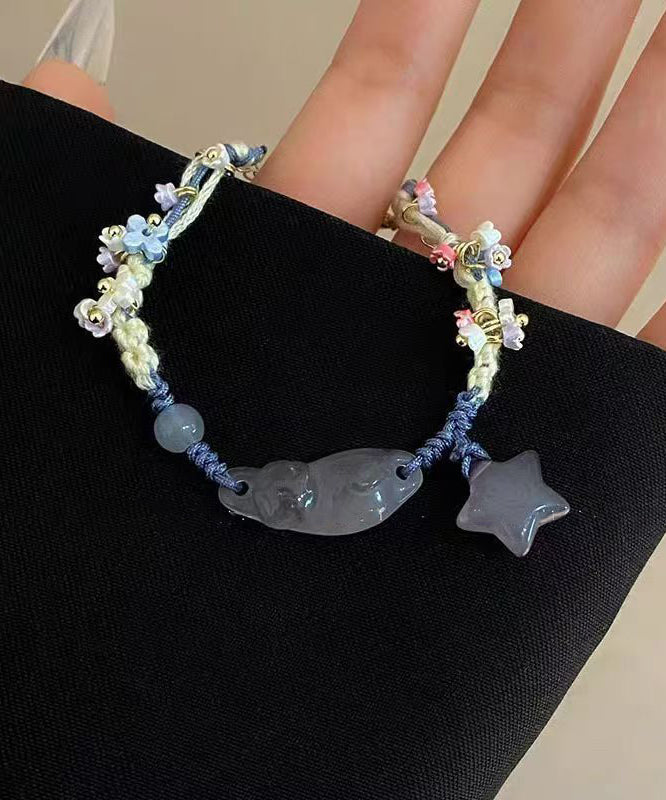 Pulsera con dijes de estrellas y gatos de Osmanthus azul tejida a mano