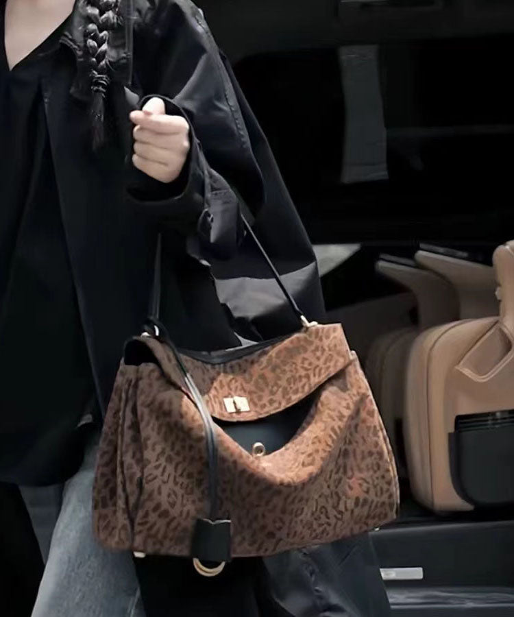 Handgefertigte braune Schultertaschen aus Wildleder mit Leopardenmuster und großem Fassungsvermögen