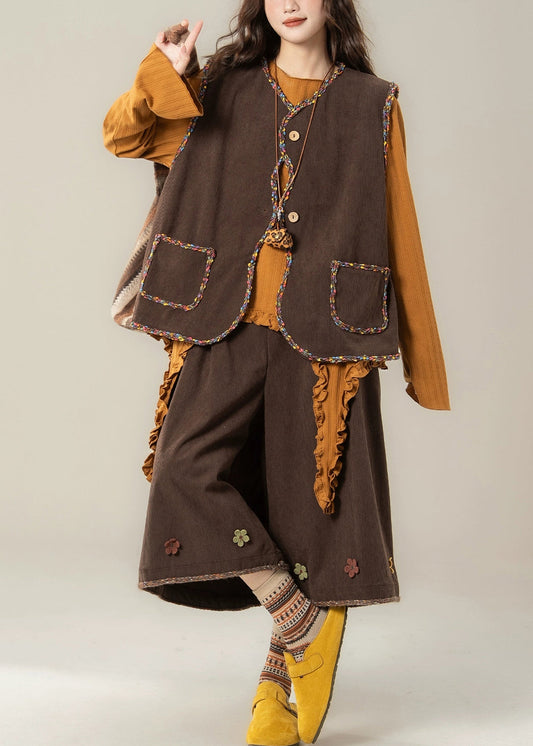 Handgefertigtes dreiteiliges Set aus Cordweste, Oberteil und Cropped-Hose mit Kaffeeknöpfen für den Herbst