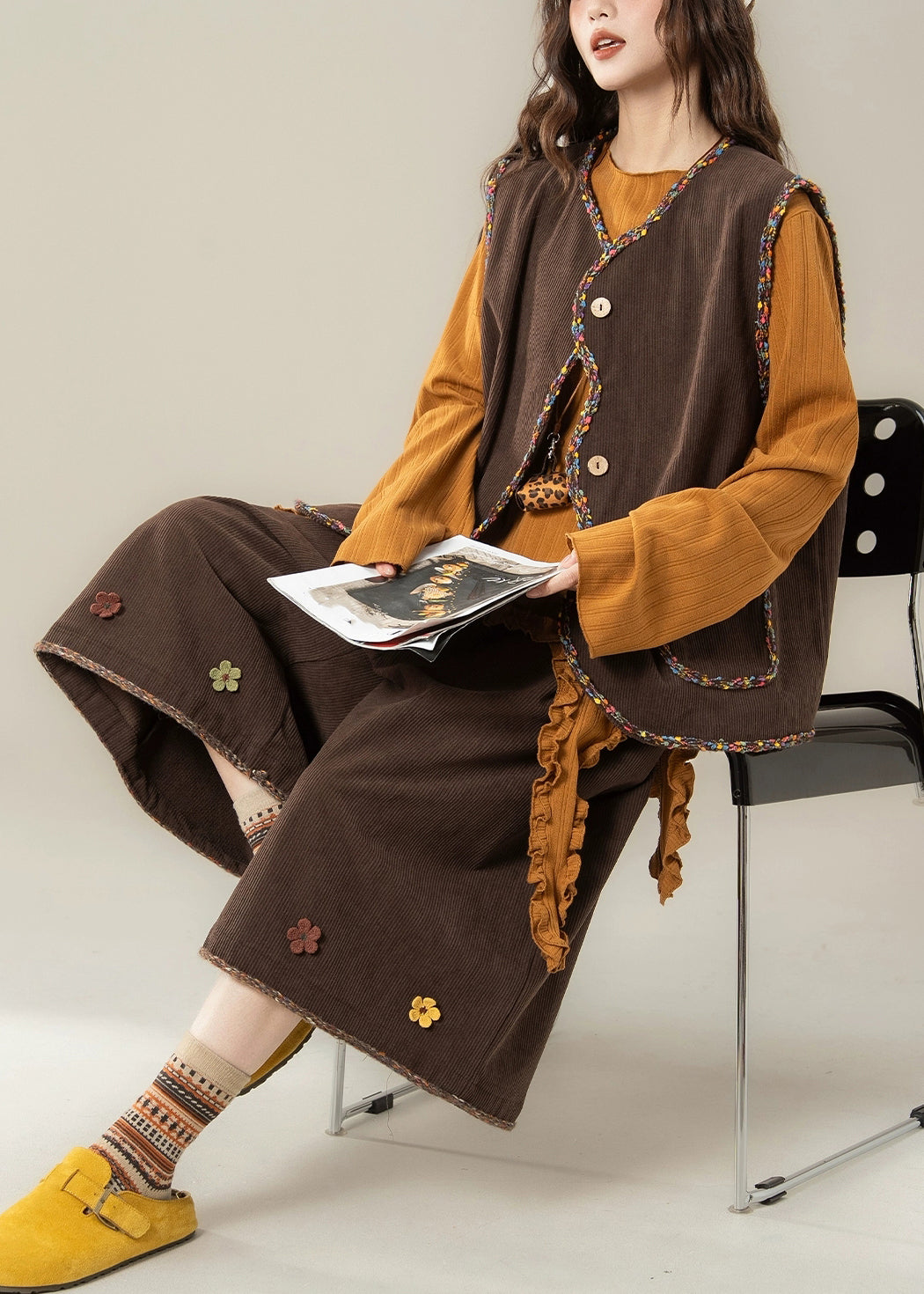 Handgefertigtes dreiteiliges Set aus Cordweste, Oberteil und Cropped-Hose mit Kaffeeknöpfen für den Herbst