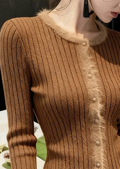 Suéter corto de punto con cuello redondo y patchwork de piel de color café hecho a mano para primavera