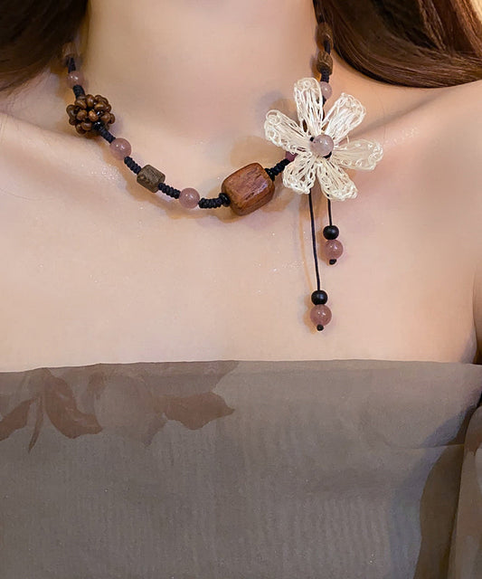 Handgemachte Halskette mit Blumenquastenanhänger aus Kaffeeharz