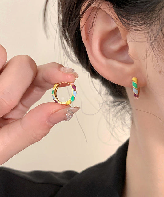 Pendientes de aro de cobre dorado con esmalte en forma de gota hechos a mano