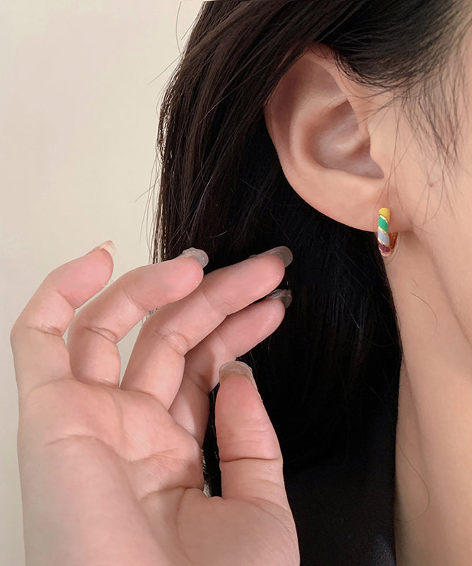 Pendientes de aro de cobre dorado con esmalte en forma de gota hechos a mano