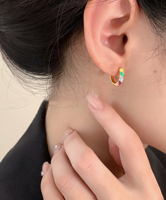 Pendientes de aro de cobre dorado con esmalte en forma de gota hechos a mano