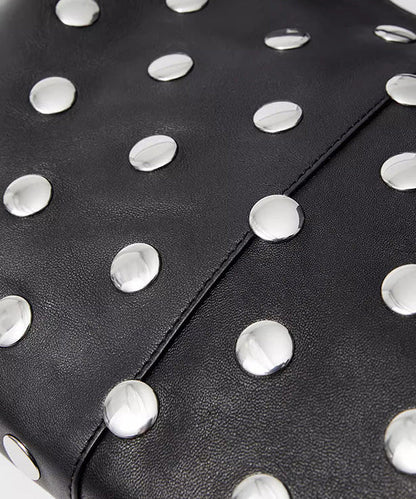 Bolso de mano de piel sintética con remaches negros, hecho a mano