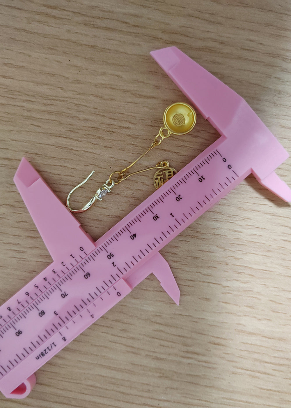 Handgefertigte 14 Karat Gold-Tropfenohrringe mit goldener Schale und Fu-Charakter