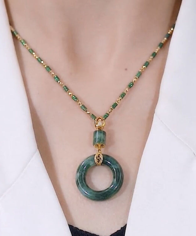 Collar con colgante de bambú con gemas incrustadas de aleación verde hecho a mano