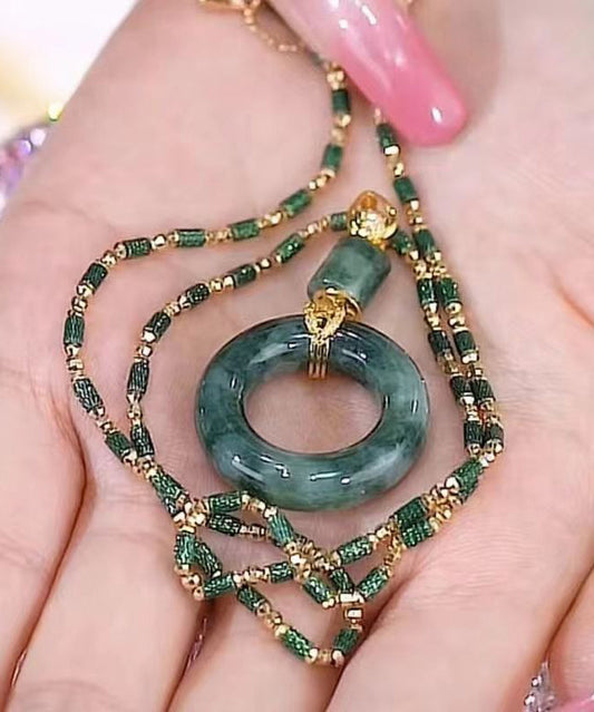 Collar con colgante de bambú con gemas incrustadas de aleación verde hecho a mano