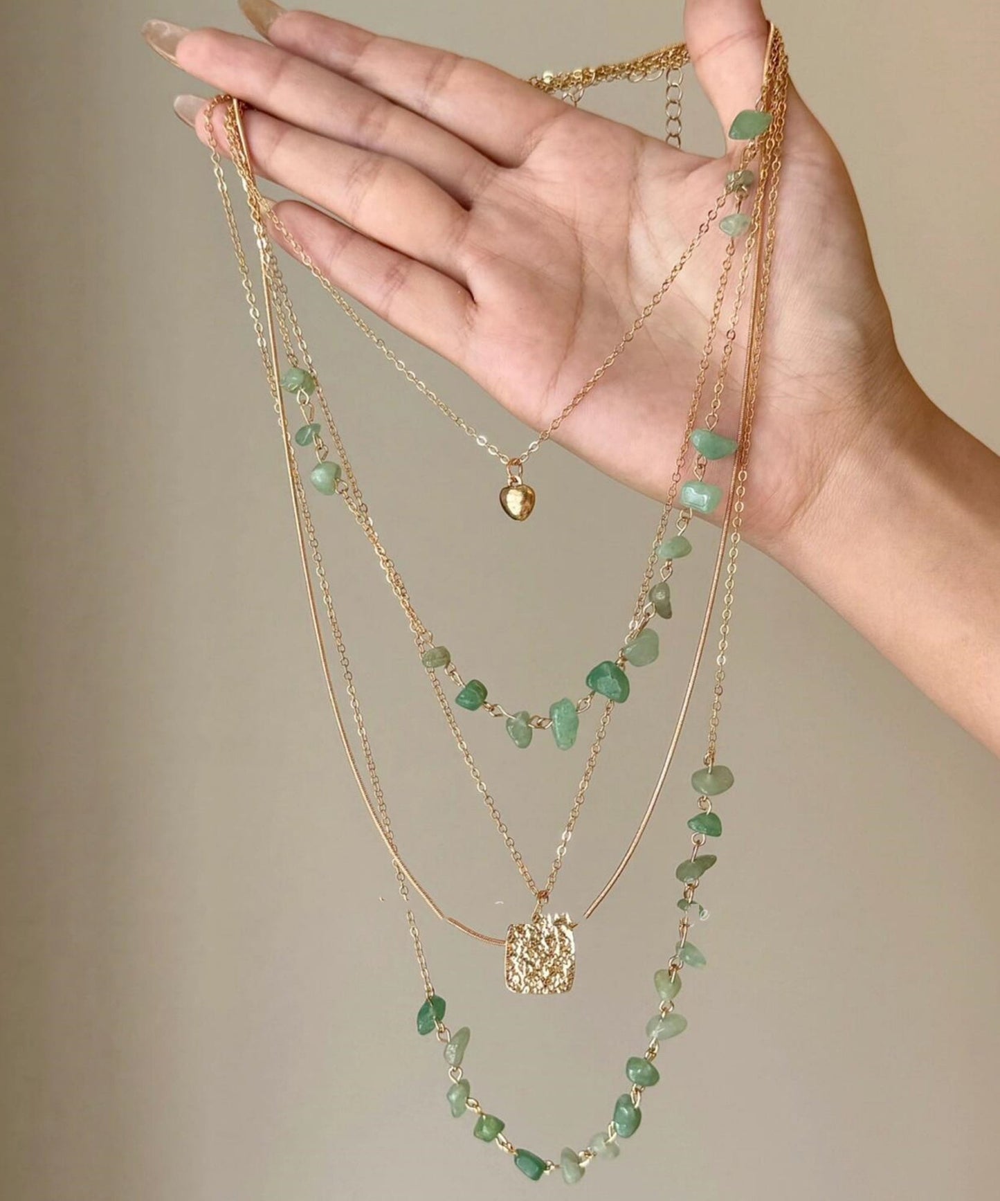 Handgefertigte Lariat-Halskette aus grüner Kupferlegierung mit asymmetrischem, mehrlagigem Türkis-Quastenbesatz.