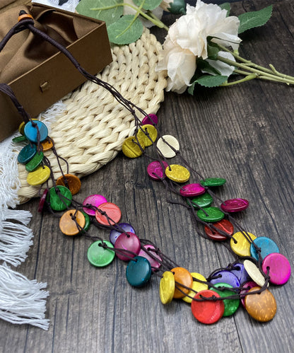 Collar de cuentas con forma de disco pequeño de lino y algodón verde hecho a mano