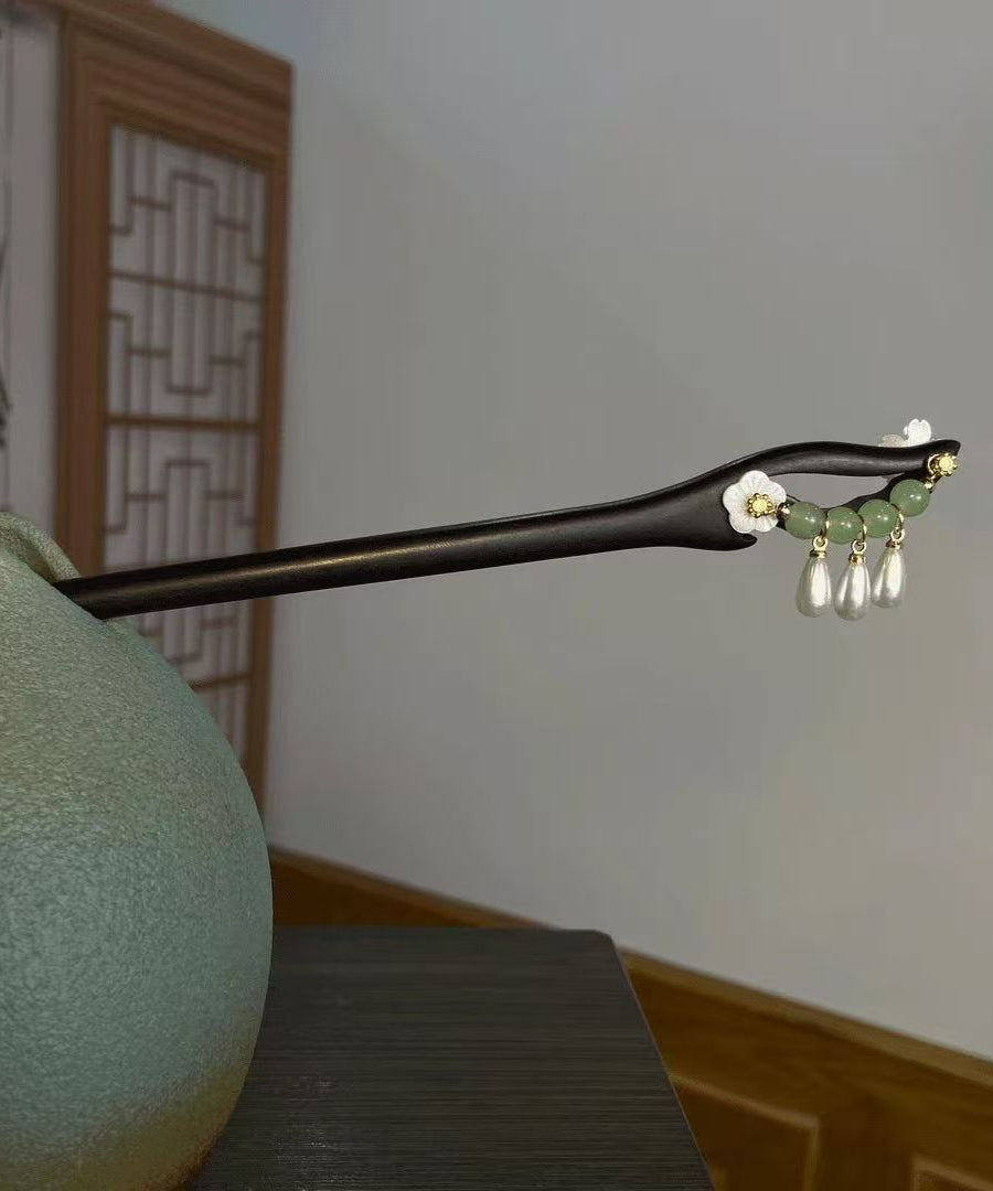 Horquilla de madera verde con borlas de perlas de loto hecha a mano